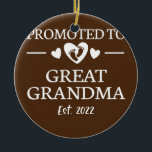 Befördert zu Großgroßma 2022 neues Großgroßma Keramik Ornament<br><div class="desc">Befördert zu Großgroßmutter 2022 neues Großes Oma 2022 Geschenk. Perfektes Geschenk für Ihren Vater,  Mama,  Papa,  Männer,  Frauen,  Freunde und Familienmitglieder am Erntedank Tag,  Weihnachten,  Muttertag,  Vatertag,  4. Juli,  1776 Unabhängiger Tag,  Veteranen Tag,  Halloween,  Patrick's Day</div>
