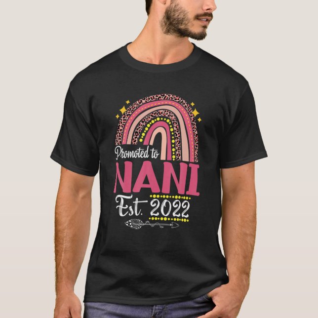 Befördert zu Nani Est 2022 Rainbow Mother's Day Ra T-Shirt (Vorderseite)