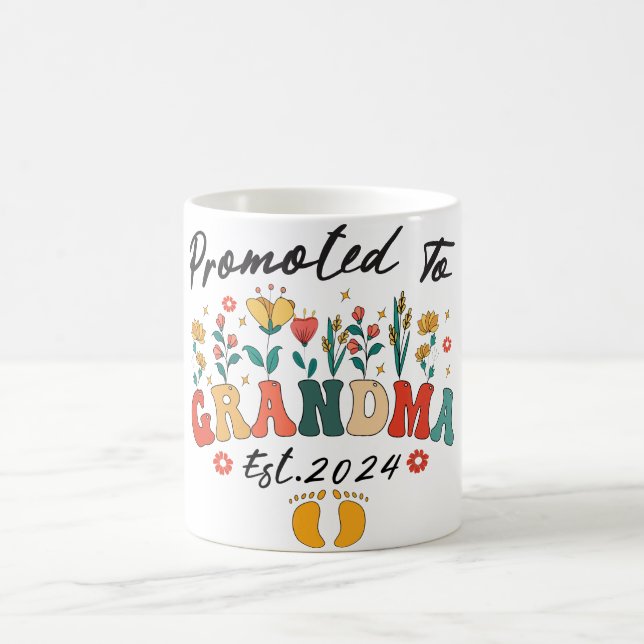 Befördert zu Oma est. 2024 Großeltern BabyMug Kaffeetasse (Mittel)