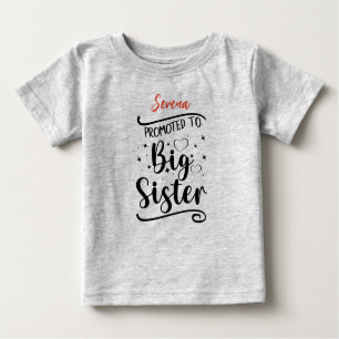 Befördert zur BIG-Schwester. Bearbeitbarer Name Baby T-shirt