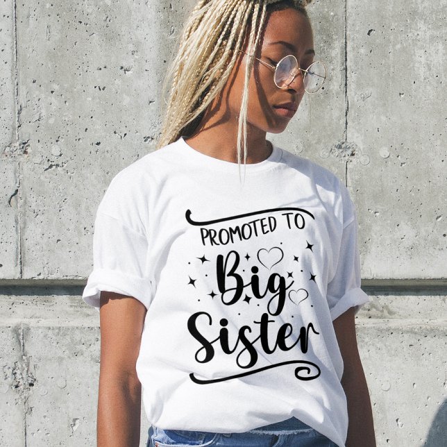 Befördert zur BIG-Schwester. Bearbeitbarer Name T-Shirt (Von Creator hochgeladen)
