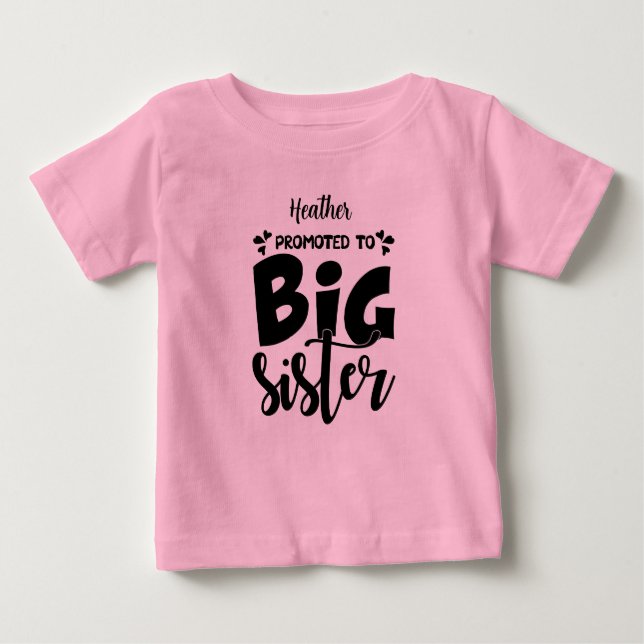 Befördert zur großen Schwester. Bearbeitbarer Name Baby T-shirt (Vorderseite)