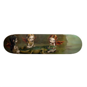 Befreunden eines Alligatorgotischen feenhaften Skateboard