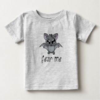 Befürchten Sie mich! Schlagen Sie (dunkler Text) Baby T-shirt