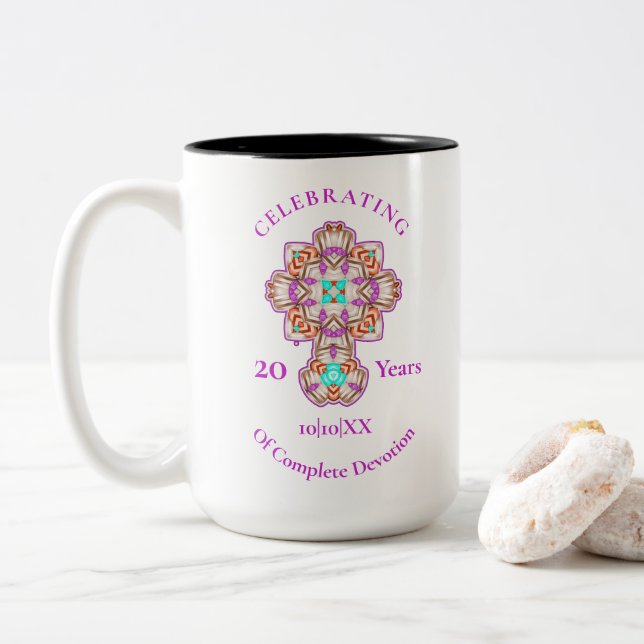 Begehung des 20. Jubiläums der Priester  Zweifarbige Tasse (Mit Donut)