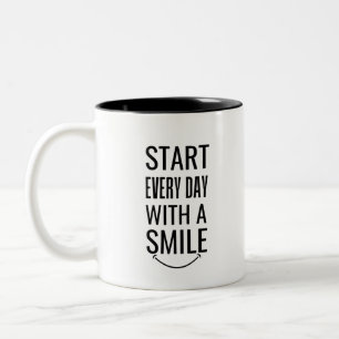 Beginnen Sie jeden Tag mit einem Lächeln Zweifarbige Tasse