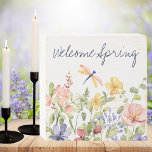 Begrüßen Sie den Frühling mit Wildblumen und Libel Holzkisten Schild<br><div class="desc">Dieses hübsche und schlichte Landhausdesign auf einem Schild aus weißem Holz ergänzt das saisonale Dekor. Der Begriff Welcome Spring kann auch mit dem Editing-Tool in den Anzug Ihrer persönlichen Wünsche geändert werden.</div>