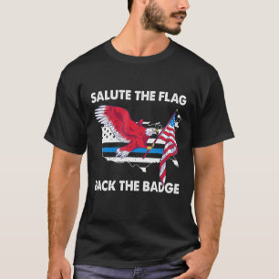 Begrüßen Sie die Flagge hinter dem Abzeichen Poliz T-Shirt