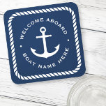 Begrüßung an Bord Ankerseil dunkelblau Getränkeuntersetzer<br><div class="desc">Untersetzer mit weißem Text "Welcome on board" und Ihrem eigenen Bootsnamen,  der einen nautischen Anker auf dunkelblauem Hintergrund umgibt,  liegen an der Kante ein Seilstreifen.</div>