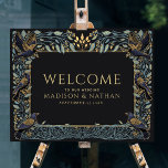 Begrüßung der verzauberten gotischen Raven-Blumenh Poster<br><div class="desc">Elegantes und gotisches Hochzeitsdesign mit Raben und Blattwerk. Dieses Design ist mit einem schwarzen Hintergrund,  dunkelblauen Raben und matten grünen Blätter mit goldenen Akzenten ausgestattet. Matching Items in unserem Shop für ein komplettes Party Thema.</div>