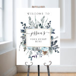 Begrüßungszeichen der blauen Marine für jedes Erei Poster<br><div class="desc">Elegantes Willkommenszeichen mit der Fähigkeit, jede Veranstaltung hinzuzufügen, und exquisiter Blumenstrauß, der Ihre Informationen umgibt. 8" x 10" ist einfach ein Beispiel, Sie können aus größeren und kleineren Größen wählen. Blätter und Blume in staubblauen, marinösen, weißen, grauen, salzigen und karamellfarbenen Tönen. Ihr Name in anmutiger moderner Kalligraphie. Leicht zu rahmen...</div>