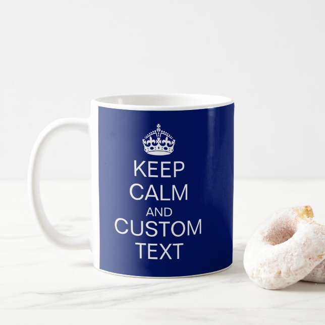 "Behalt Calm" & [Custom Text] Krone in Marine BG Kaffeetasse (Mit Donut)