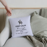 Behalt Calm - er ist Single... Darcy Vintag Kissen<br><div class="desc">Behalt Calm - Er ist Single des Glücks und in der Notwendigkeit einer Ehefrau,  ist ein lustiges Design inspiriert von der ersten berühmten Linie in Pride und Prejudice von Jane Austen. Diese Variante mit einem schwarzen Schriftart auf lila Lavendelhintergrund und einer originalen Mr. Darcy Illustration von C.E. Brock.</div>