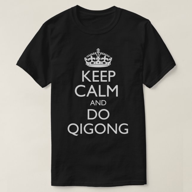 Behalt Calm und Do Qigong Funny Tai Chi Geschenk T-Shirt (Design vorne)