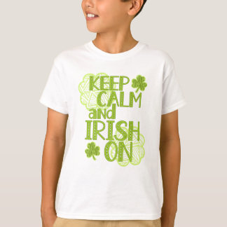 Behalt Calm und Irish On Fun St. Patrick's Day T-Shirt