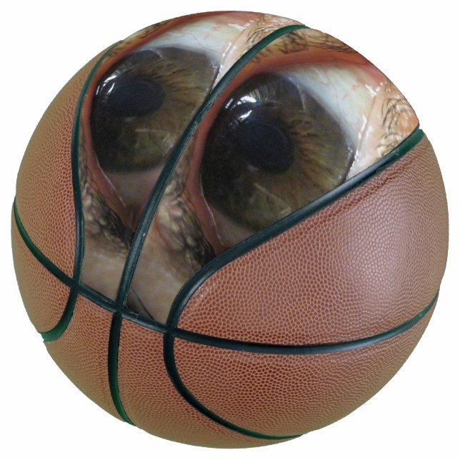 Behalt deine Augen auf dem Basketball (angewinkelt)