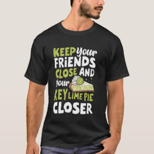 Behalt Deine Freunde Nah und Deine Limonen Kuchen T-Shirt