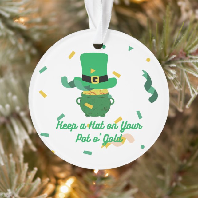 Behalt einen Hut auf deinem Pot O'Gold auf einem Ornament (Baum)