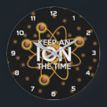 BEHALT EINER ION THE TIME Science Große Wanduhr<br><div class="desc">Ein cooles,  trendiges und lustiges,  wissenschaftlich inspiriert Design. Das ideale Geschenk für alle Naturwissenschaftler,  Naturwissenschaftler,  Labrador-Techniker,  Naturwissenschaftler,  kurz,  alle Wissenschaftsfreunde in Ihrem Leben (und das schließt Sie mit ein)! Design: Science Geekness© unter http://www.zazzle.com/sciencegeekness*</div>