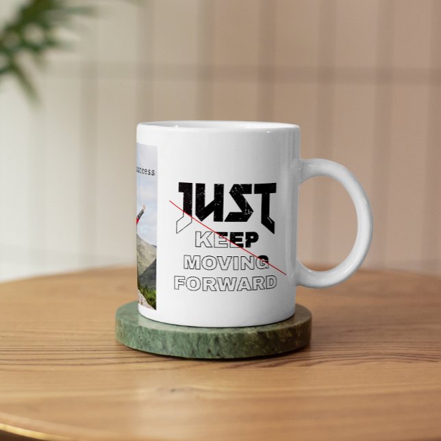 Behalt einfach vorwärts zu bewegen Schwarz & Weiß  Tasse (Just Keep Moving Forward Black & White Typo Photo Mug)