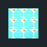 Behalt "Em Coming Martini Stretched Leinwand<br><div class="desc">Dieser Behalt "Em Coming Martini Stretched Leinwand verfügt über einen türkisfarbenen Hintergrund und das geflieste Bild einer weißen Silhouette eines Martini-Glas. In jedem Glas befindet sich ein herrlicher grüner Olivenbaum mit einem orangefarbenen Pimento. Das ist ein lustiges Stück Wandkunst für jeden, der sich wünscht, in einem klassischen Film eine Figur...</div>