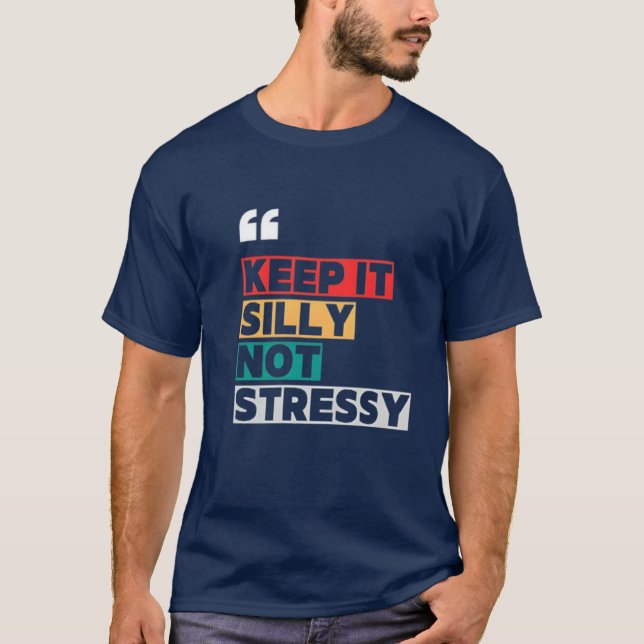 Behalt es Albern, nicht stressiv Motivierend Zitat T-Shirt (Vorderseite)
