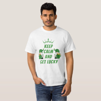 Behalt Ruhe und erwacht Glück am St. Patrick's Day T-Shirt