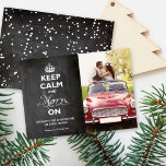 Behalt Ruhe und Fröhlichkeit auf Chalkboard Funny  Feiertagskarte<br><div class="desc">Keep Calm and Merry On Black Chalkboard,  Vintage Christmas,  Funny Covid Holiday Foto Card. Designed by fat*fa*tin. Easy to customize with your own text,  Foto oder Bild. For custom requests,  please contact fat*fa*tin directly. Custom lastet Apply www.zazzle.com/fat_fa_tin www.zazzle.com/color_therapy www.zazzle.com/fatfatin_blue_knot und und und www.zazzle.com/fatfatin_red_knot und</div>