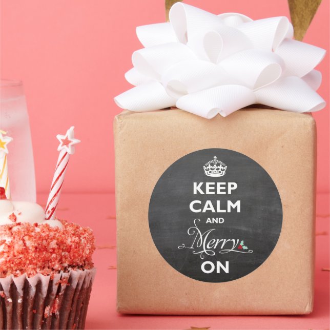 Behalt Ruhe und Fröhlichkeit auf Chalkboard Funny  Runder Aufkleber (Party)