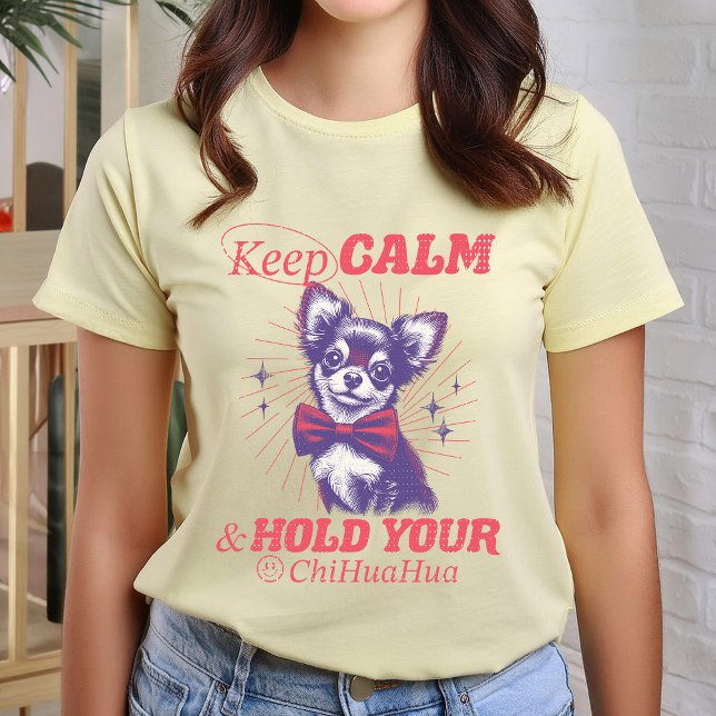 Behalt Ruhe und halte deine Chihuahua Retro Typogr T-Shirt (This funny design uses retro fonts and vintage-style graphics in bright pink typography.)