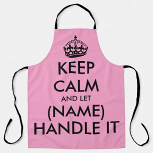 Behalt Ruhe und lass mit der lustigen großen rosa Schürze