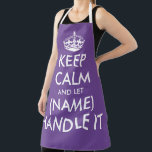 Behalt Ruhe und lass (Name) behandeln es lila Küch Schürze<br><div class="desc">Behalt Ruhe und lass (Name) behandeln es lustig lila GRILLEN Schürze für Männer und Frauen. Vintage Typografie Vorlage mit Krone. Personalisierte Kochkunst Schürze in jeder Farbe. Trendy Vorlage mit großen Buchstaben Typografie Design. Fügen Sie Ihren eigenen Namen oder ein humorvolles Zitat hinzu. Schaffen Sie sich ein eigenes Geburtstagsgeschenk für Grillmeister,...</div>