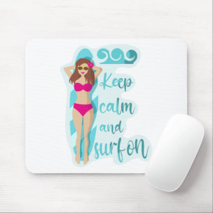 Behalt Ruhe und surfe auf der brünetten Girl Card Mousepad