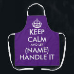 Behalt ruhig und lass es lustig große lila GRILLEN Schürze<br><div class="desc">Behalt Ruhe und lass (Name) behandeln es lustig lila GRILLEN Schürze für Männer und Frauen. Moderne Typografie-Vorlage mit Krone. Personalisierte Kochkunst Schürze in jeder Farbe. Trendy Vorlage mit großen Buchstaben Typografie Design. Fügen Sie Ihren eigenen Namen oder ein humorvolles Zitat hinzu. Schaffen Sie sich ein eigenes Geburtstagsgeschenk für Grillmeister, Mama,...</div>