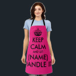 Behalt ruhig und lass ihr Handgriff mit der lustig Schürze<br><div class="desc">Behalt ruhig und lass ihr Handle es witzig neonrosa GRILLEN Schürze für Frauen. Vintage Typografie-Vorlage mit Krone. Personalisierte Schürze zum Kochen in beliebiger Farbe. Trendy Vorlage mit großem Buchstaben Typografie Design. Fügen Sie Ihren eigenen Namen oder ein humorvolles Zitat hinzu. Erstellen Sie Ihr eigenes Geburtstagsgeschenk für Mama, Papa, Schwester, Bruder,...</div>