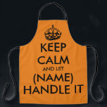 Behalt ruhig und lass mit der Orangenküche Schürze<br><div class="desc">Behalt Ruhe und lass (Name) behandeln es lustig orange GRILLEN Schürze für Männer und Frauen. Vintage Typografie Vorlage mit Krone. Personalisierte Kochkunst Schürze in jeder Farbe. Trendy Vorlage mit großen Buchstaben Typografie Design. Fügen Sie Ihren eigenen Namen oder ein humorvolles Zitat hinzu. Schaffen Sie Ihr eigenes Geburtstagsgeschenk für Grillmeister, Mama,...</div>