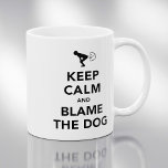 Behalt ruhig und verurteile den Hund. Tasse<br><div class="desc">Behalt Ruhe und gib dem Hund die Schuld. Der beste Freund des Menschen,  besonders wenn man gerade gefarbt hat - es ist immer eine gute Ausrede,  dem Hund die Schuld zu geben! Im Stil des berühmten Keep Calm und Carry On Poster. Retro Charme mit einer bösen Drehung!</div>