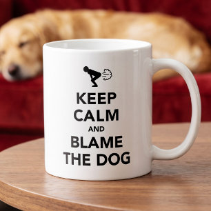 Behalt ruhig und verurteile den Hund. Tasse