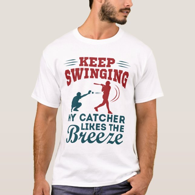 Behalt Swinging Funny Softball Pitcher Player Coac T-Shirt (Vorderseite)