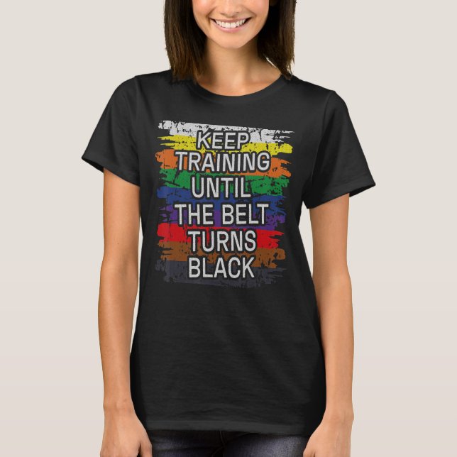 Behalt Training bis der Gürtel schwarz Karate Ta w T-Shirt (Vorderseite)