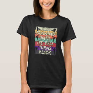 Behalt Training bis der Gürtel sich zum Schwarzen T-Shirt