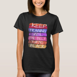 Behalt Training bis der Gürtel sich zum Schwarzen T-Shirt