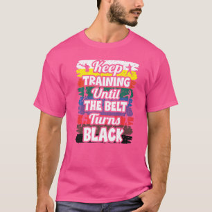 Behalt Training bis der Gürtel sich zum Schwarzen T-Shirt