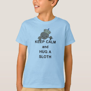 Behalt von Calm und Umarmung eines Sloth Meme T-Shirt