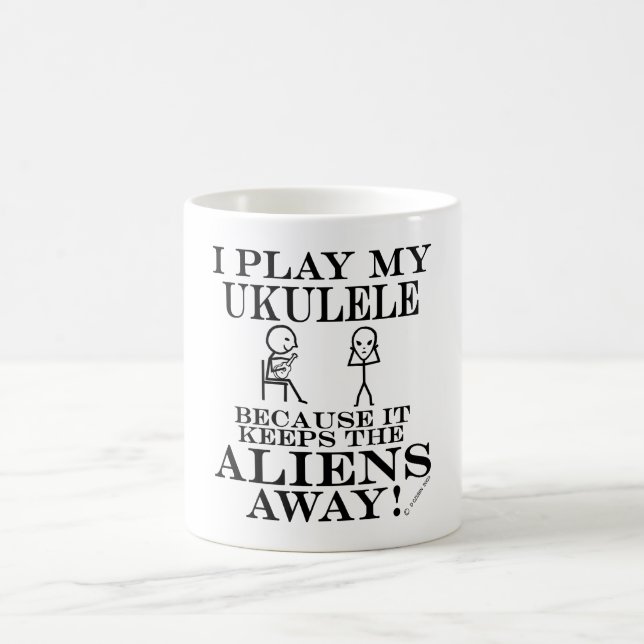 Behalte Außerirdischen Away Ukulele Tasse (Mittel)