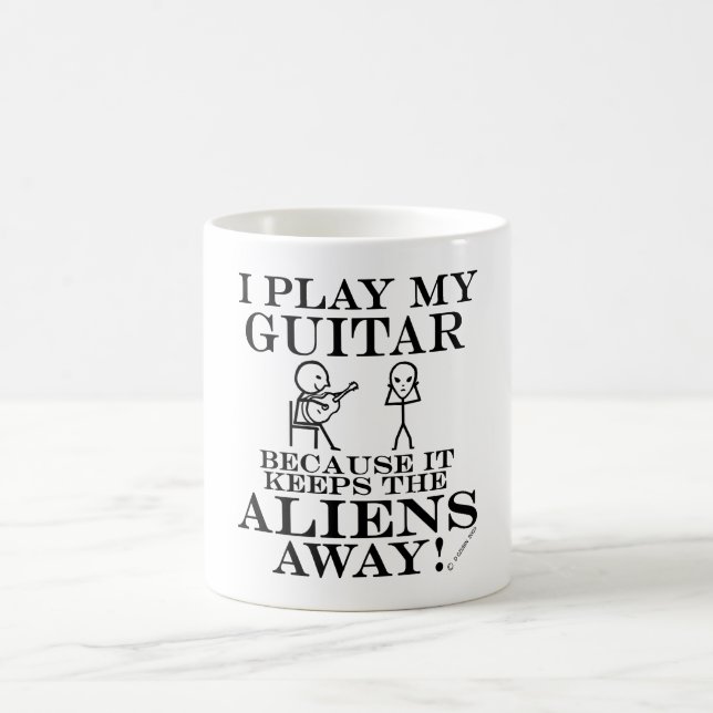 Behalte Außerirdischen weg Gitarre Tasse (Mittel)