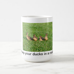 Behalten Sie Ihre Enten in einer Reihe Kaffeetasse