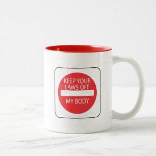 Behalten Sie Ihre Gesetze weg von meinem Körper Zweifarbige Tasse