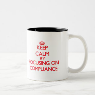 Behalten Sie Ruhe, indem Sie auf Befolgung sich Zweifarbige Tasse