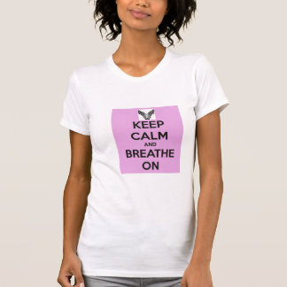 Behalten Sie Ruhe und atmen Sie auf dem Shirt der